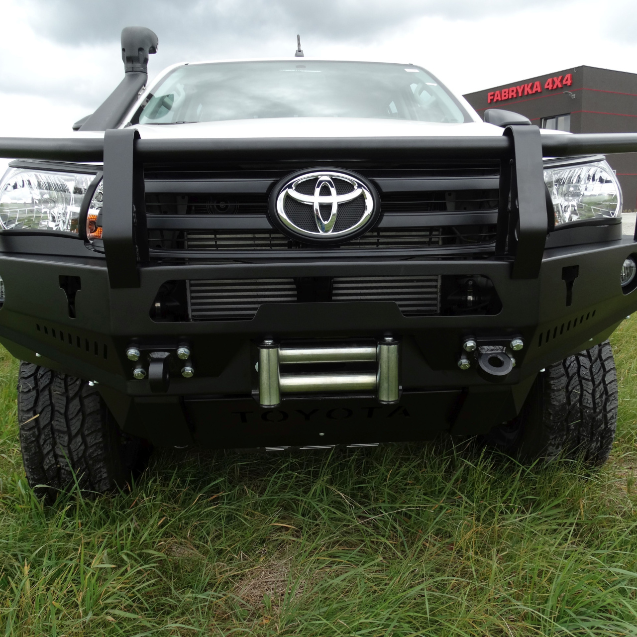 ZDERZAK PRZEDNI Z BULLBAREM DO TOYOTY HILUX REVO